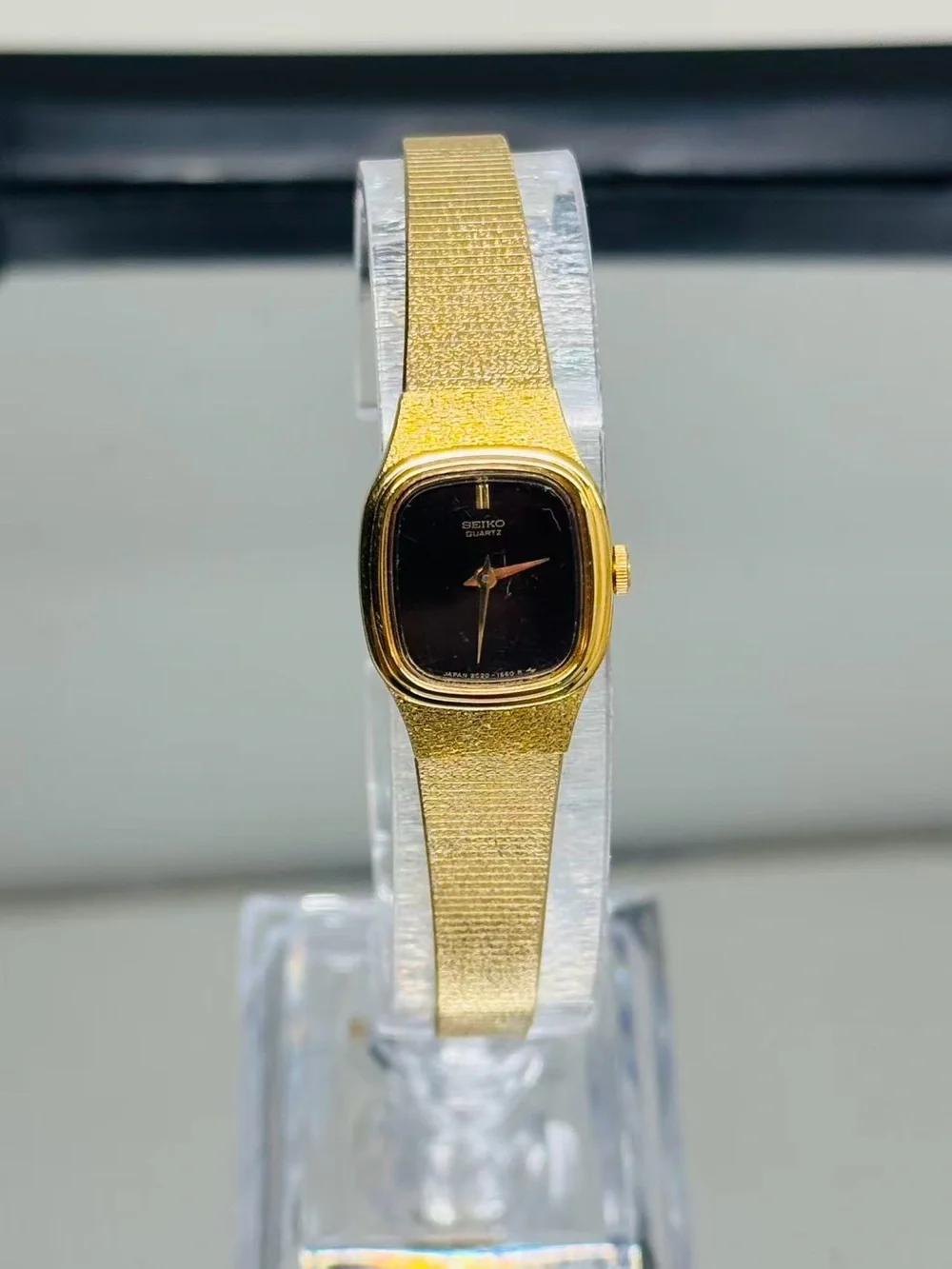 Vintage Seiko Quartz Women’s Watch Gold Tone Black Dial 16mm New Battery Runs